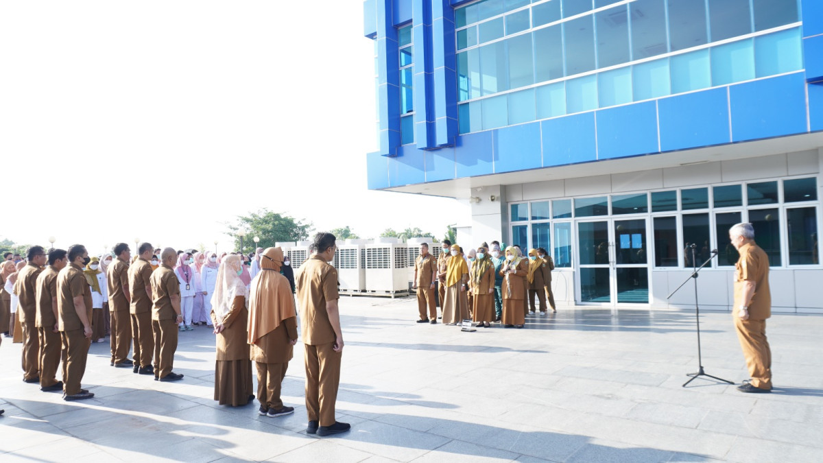 Kegiatan Apel Pagi dan Pembacaan Sumpah Janji Pegawai, Etik Perilaku Pegawai, dan Core Value BerAKHLAK Civitas UPTD RSUD Banten